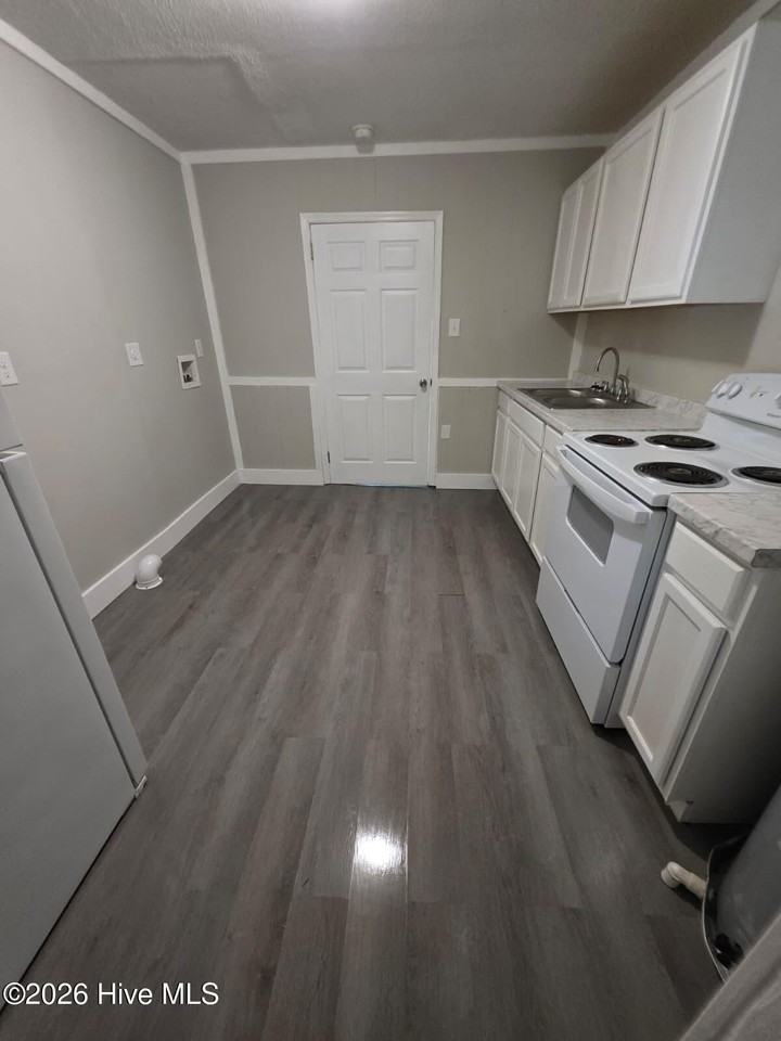 255 Watkins St - Photo 7 of 9