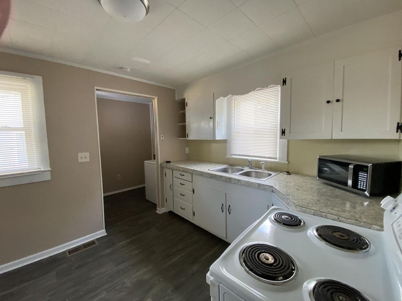 1128 Ava St - Photo 3 of 16