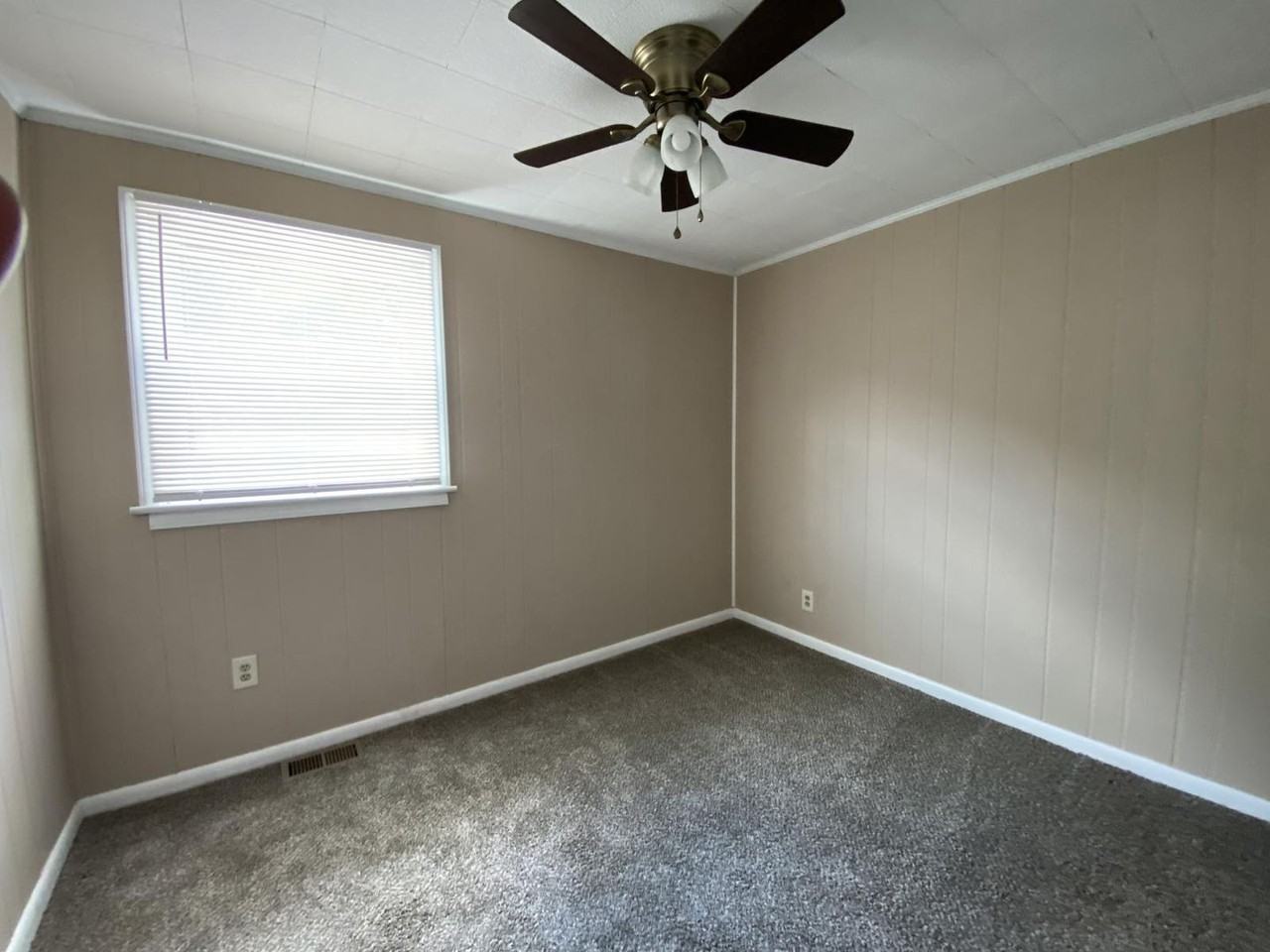 1128 Ava St - Photo 6 of 16