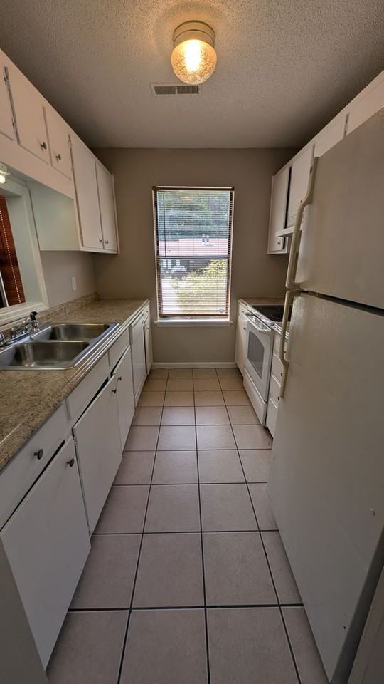 184A Dorchester Manor Blvd - Photo 3 of 12