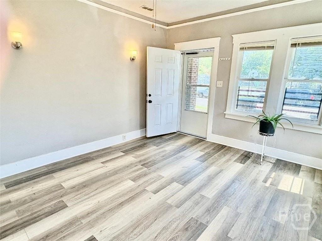 921 W 46th St - Photo 3 of 11