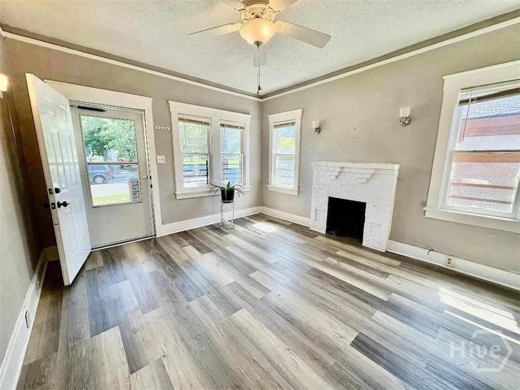 921 W 46th St - Photo 4 of 11