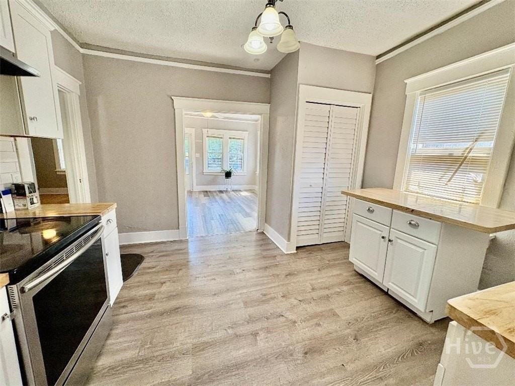 921 W 46th St - Photo 6 of 11