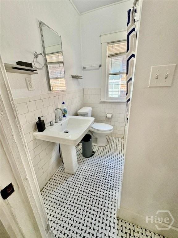 921 W 46th St - Photo 7 of 11