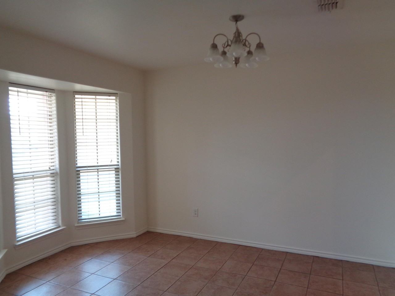6926 96th St - Photo 4 of 7