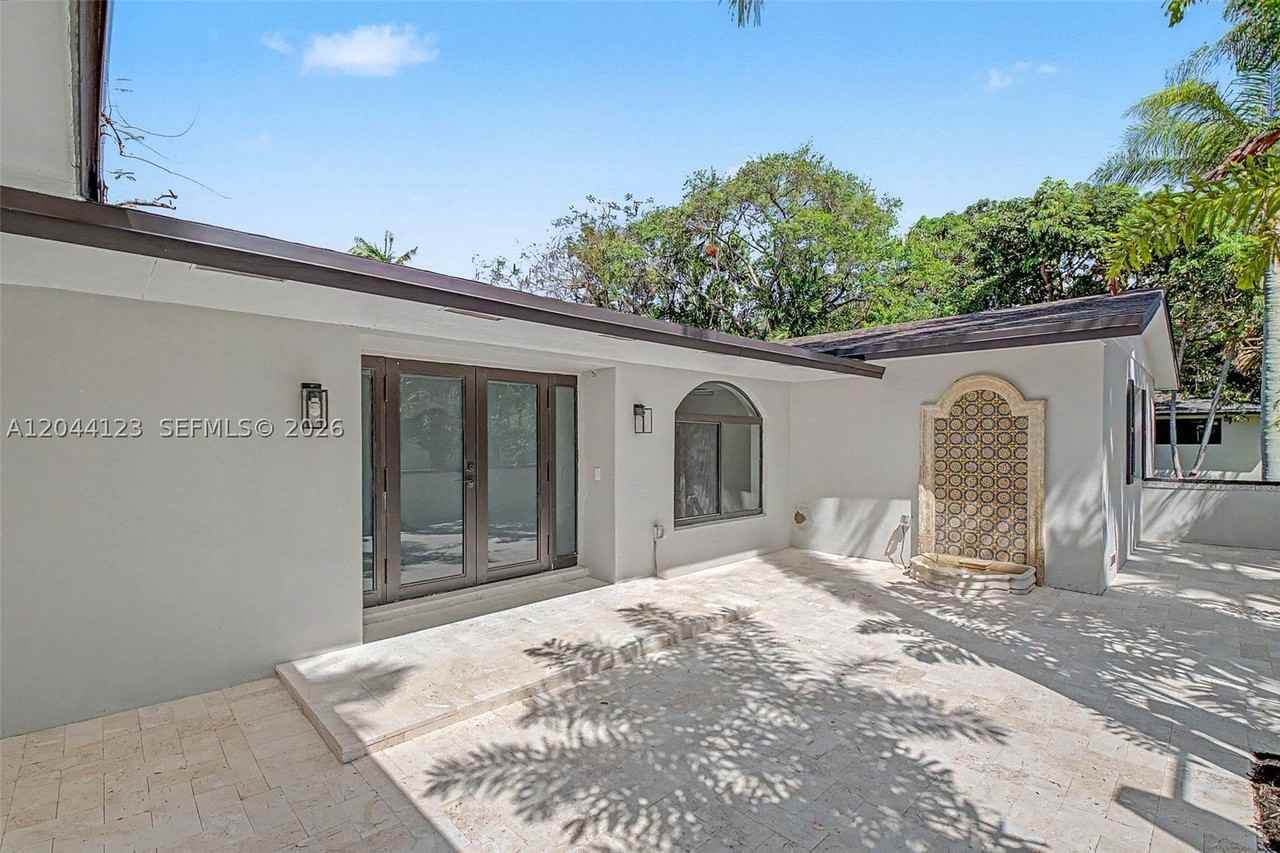 17050 Sw 83rd Ave - Photo 2 of 23