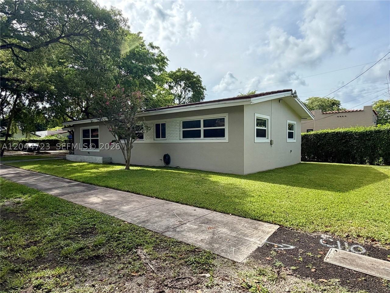1415 Genoa St - Photo 3 of 15