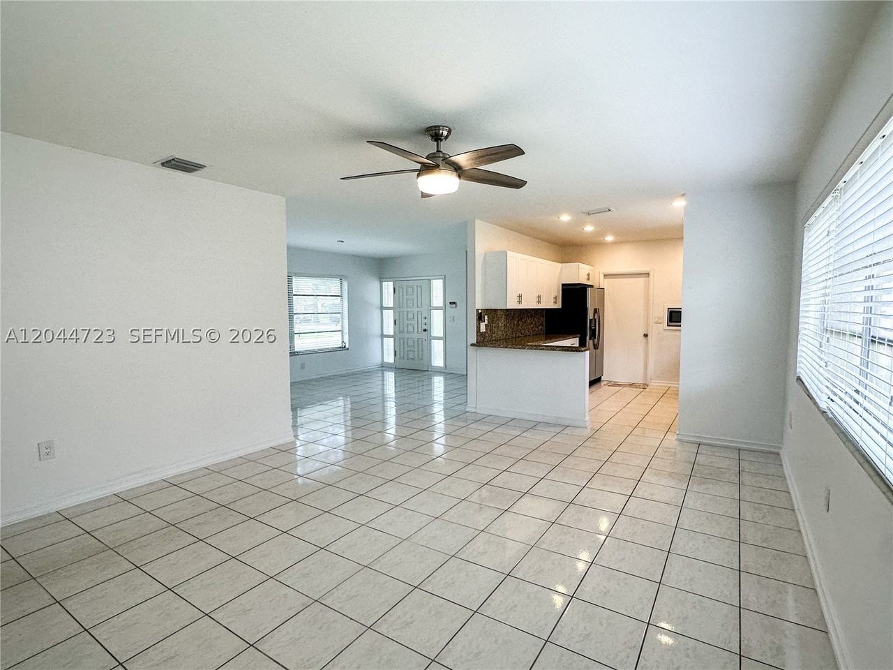 1415 Genoa St - Photo 4 of 15