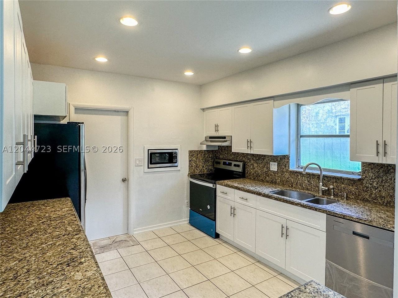 1415 Genoa St - Photo 6 of 15