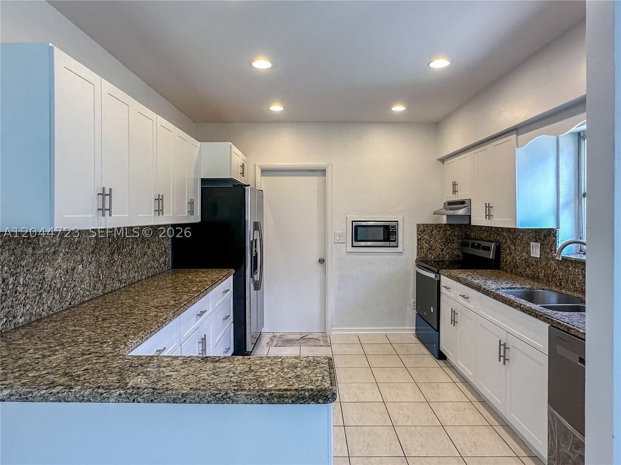 1415 Genoa St - Photo 7 of 15