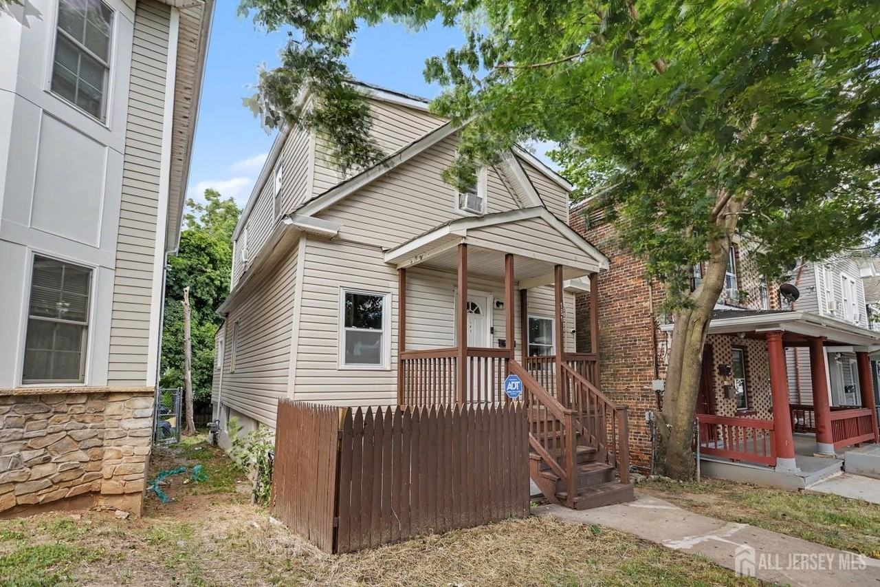 181 Hale St - Photo 2 of 41