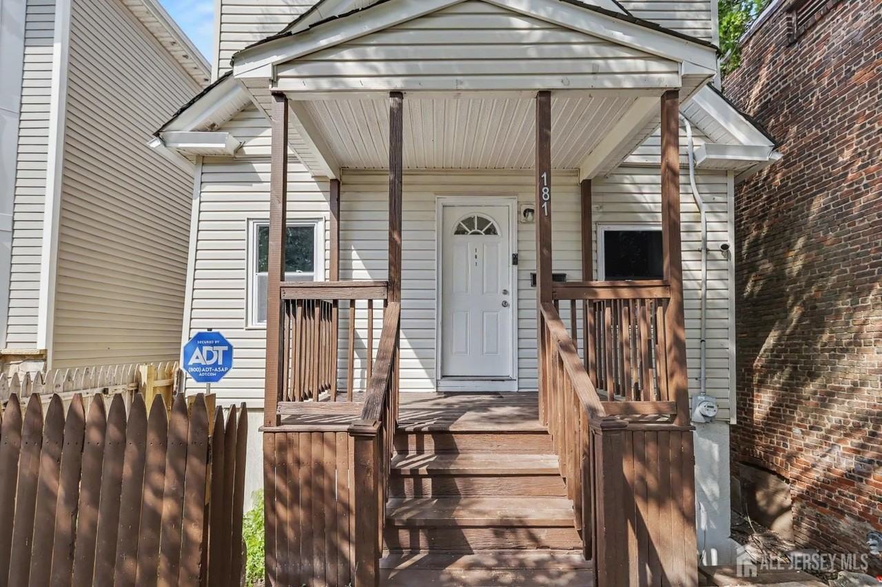 181 Hale St - Photo 3 of 41