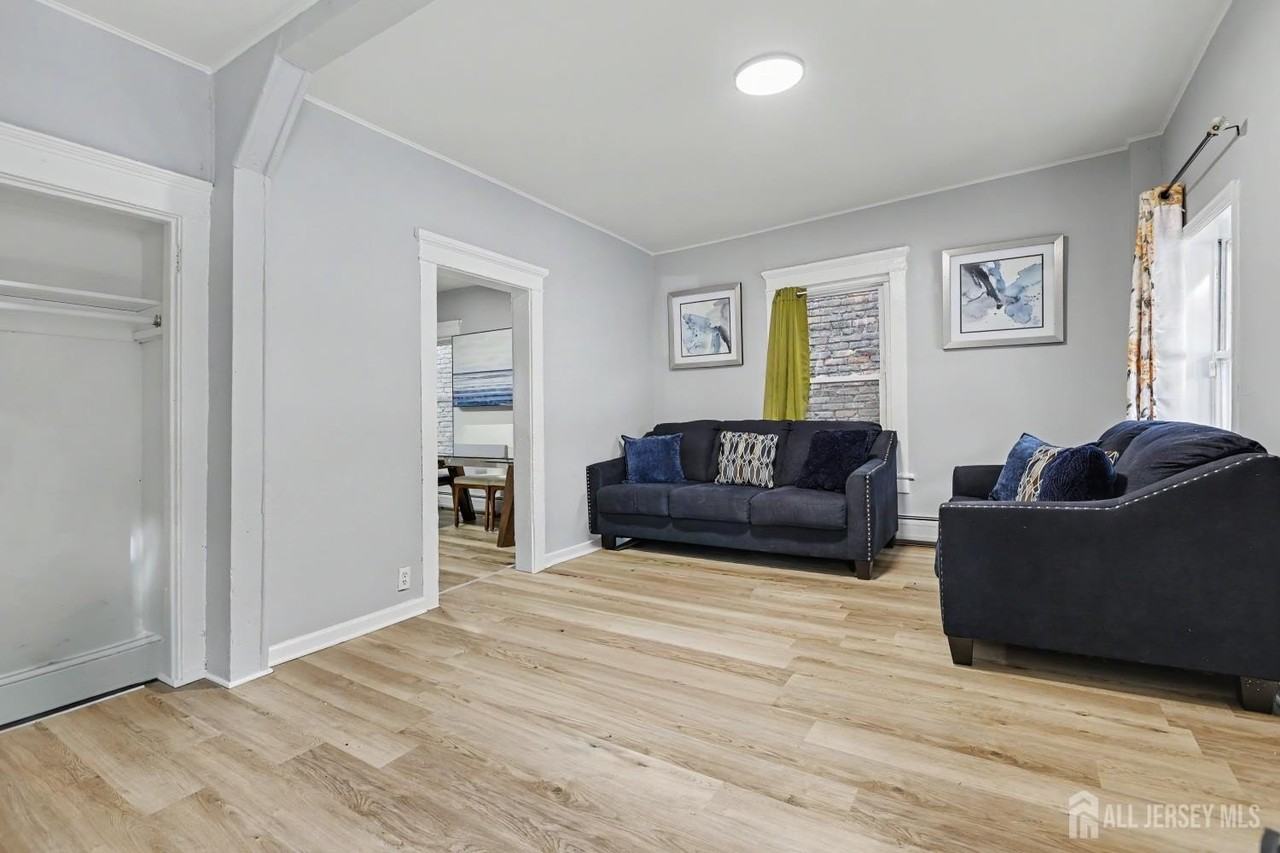 181 Hale St - Photo 4 of 41