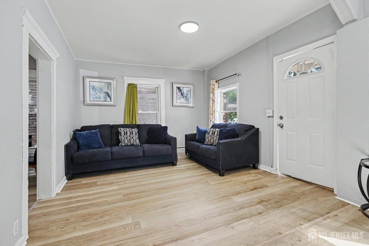 181 Hale St - Photo 5 of 41