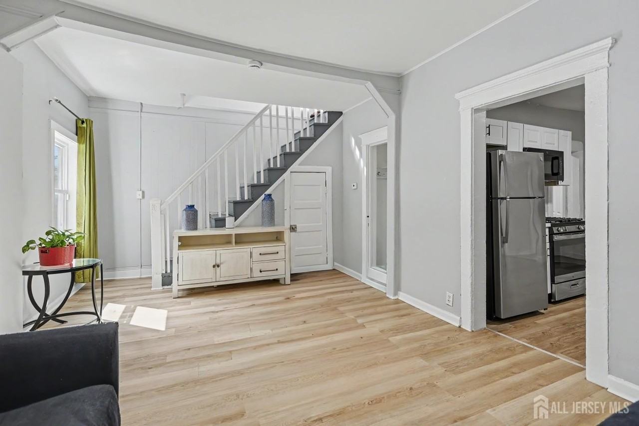 181 Hale St - Photo 7 of 41