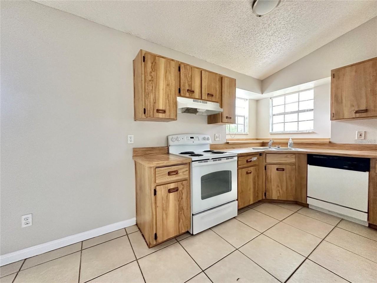 896 Mentmore Cir - Photo 5 of 19