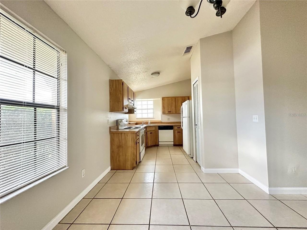 896 Mentmore Cir - Photo 6 of 19