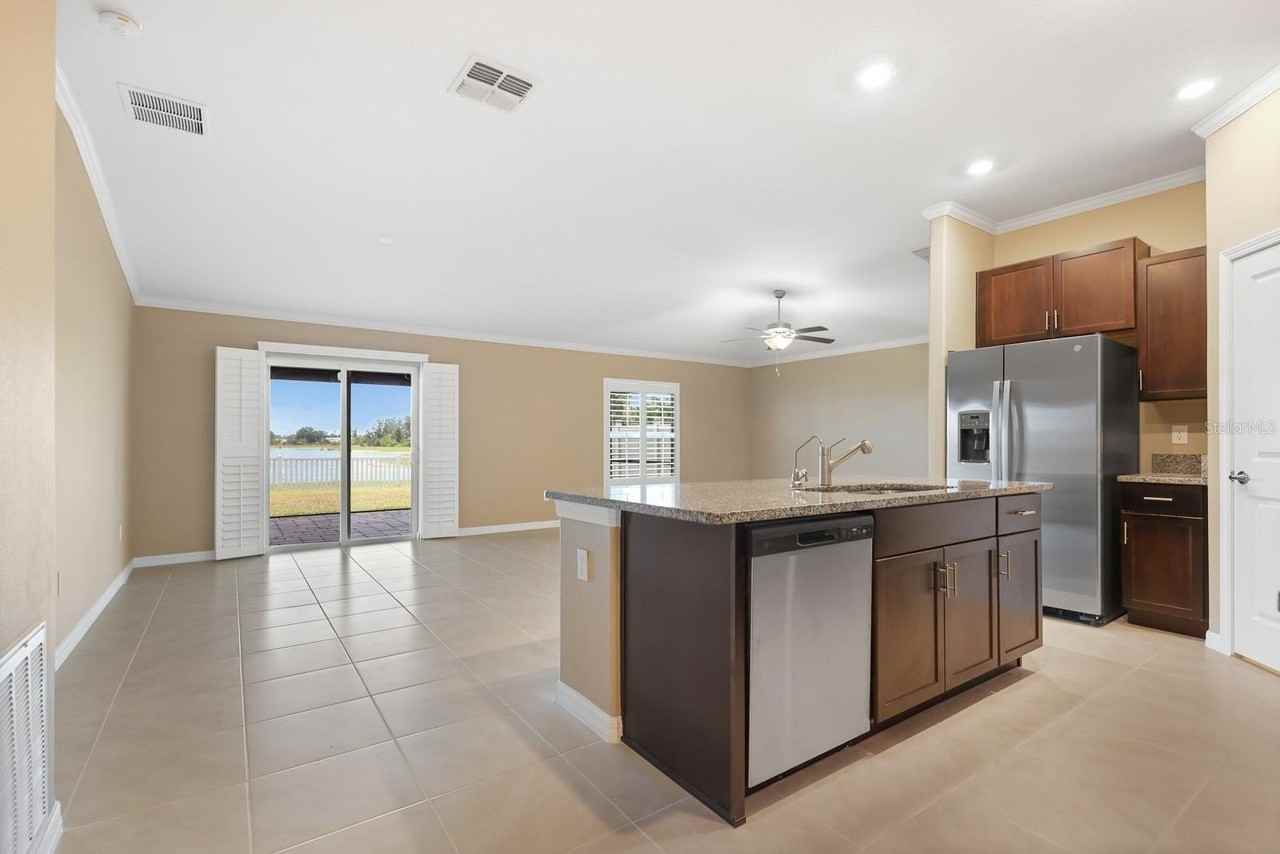 15430 Miller Creek Dr - Photo 4 of 41