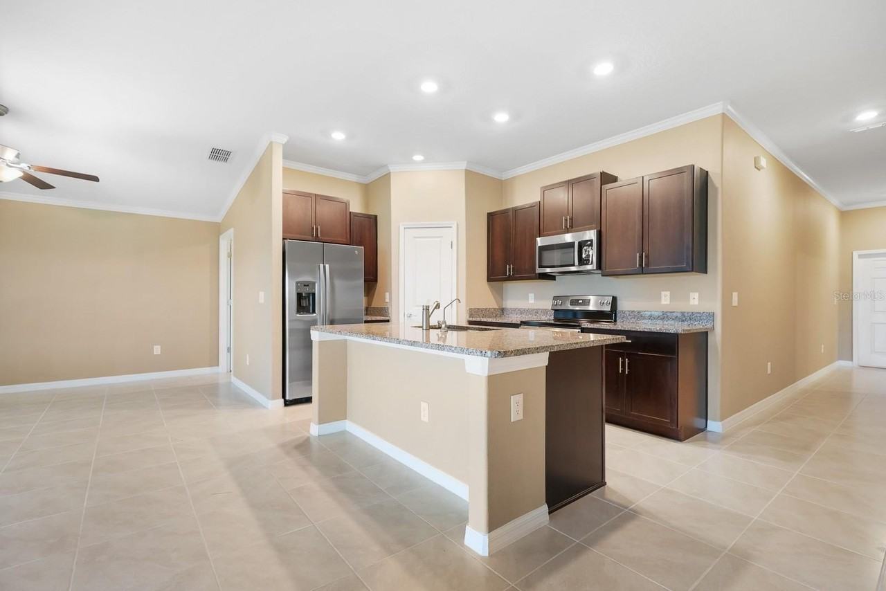 15430 Miller Creek Dr - Photo 5 of 41