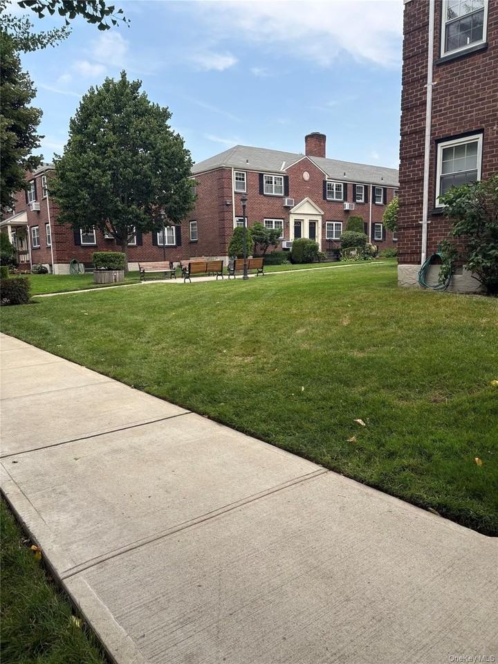 6927 215th St - Photo 2 of 8