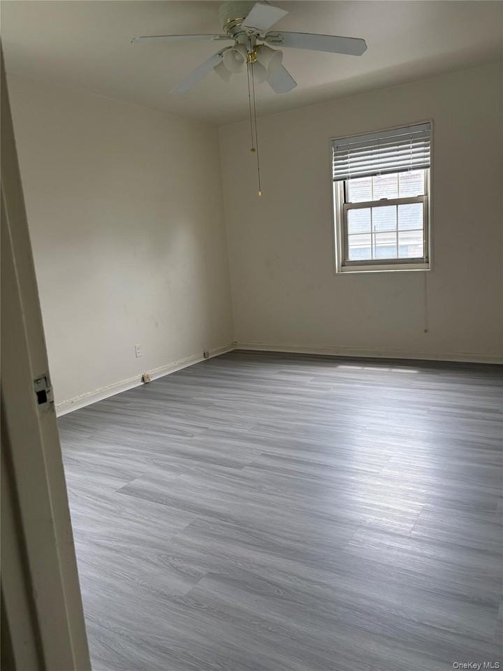 6927 215th St - Photo 4 of 8