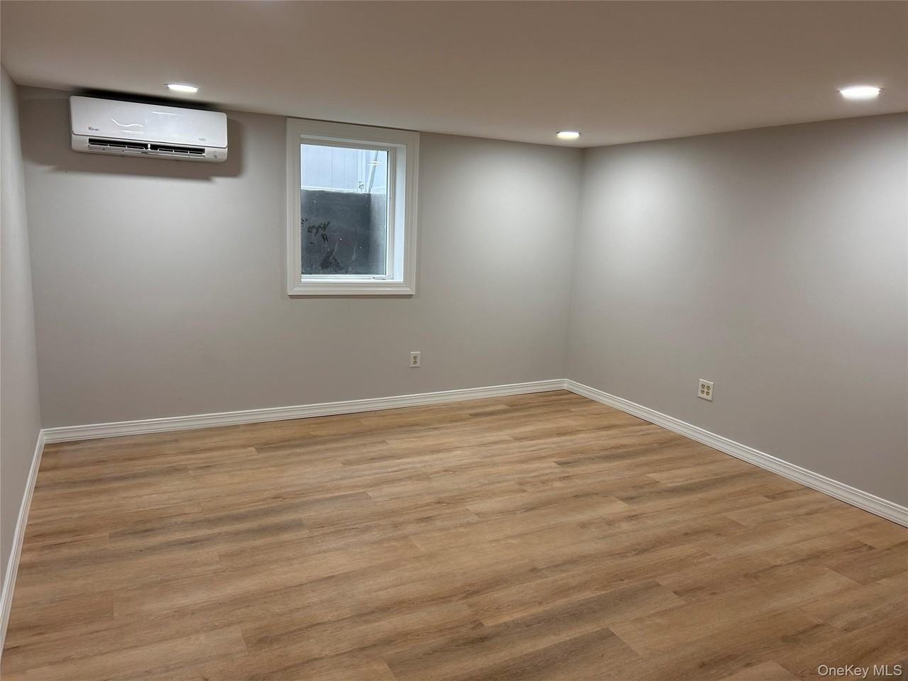 660 Great Neck Rd #1 - Photo 5 of 9