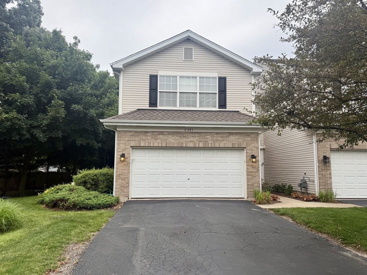 2391 Stoughton Cir - Photo 2 of 3