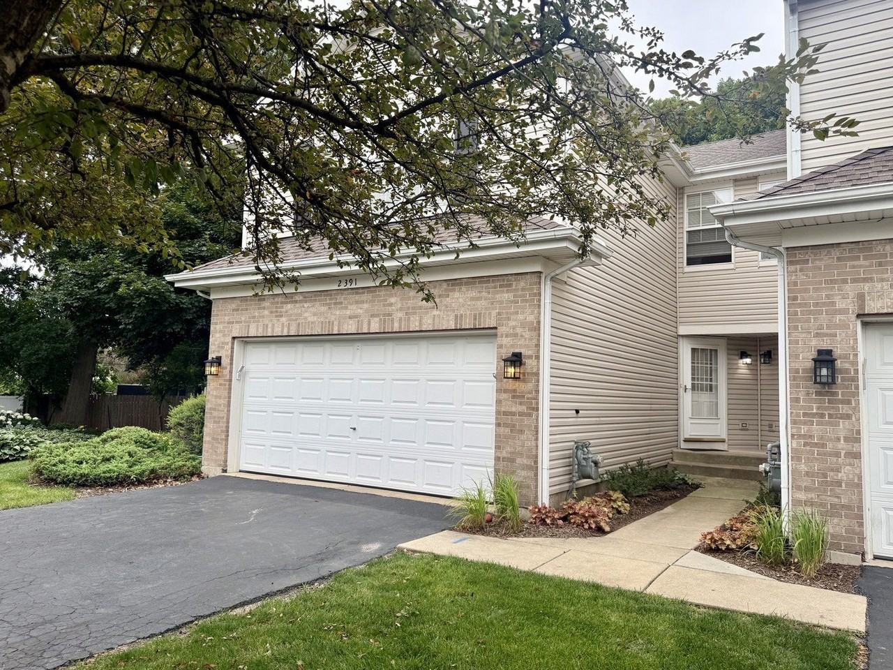 2391 Stoughton Cir - Photo 3 of 3