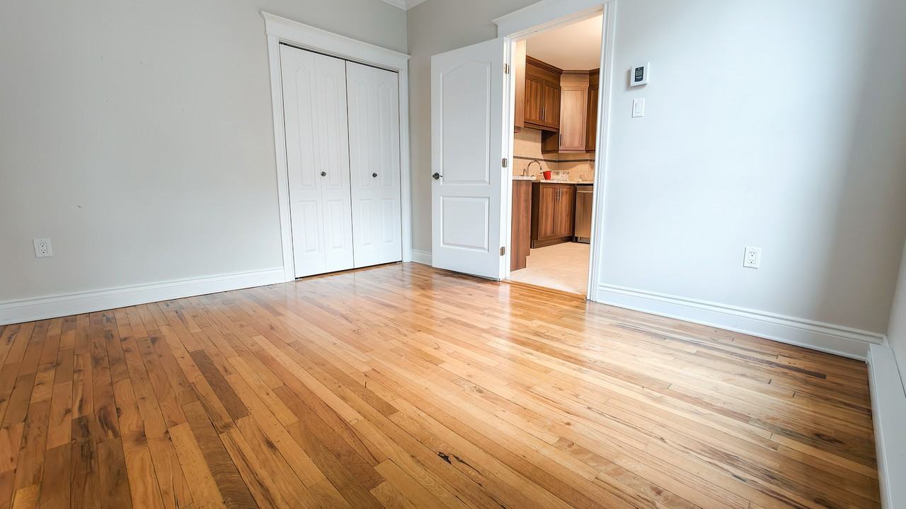 802 4e Avenue - Photo 5 of 27
