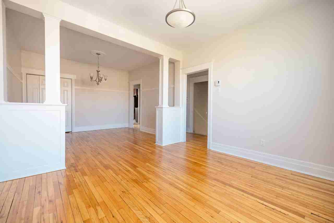 794 4e Avenue - Photo 4 of 34