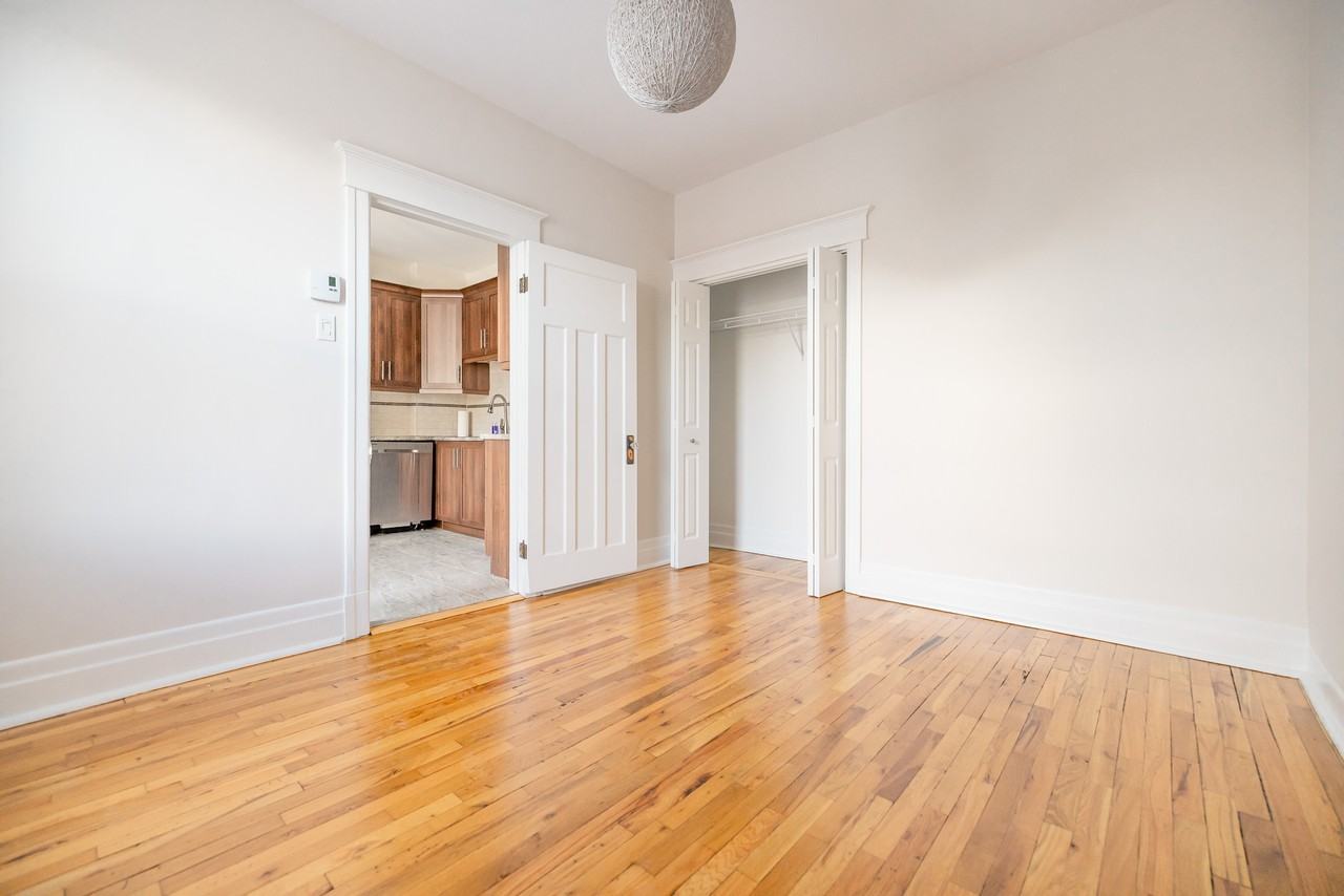 794 4e Avenue - Photo 5 of 34