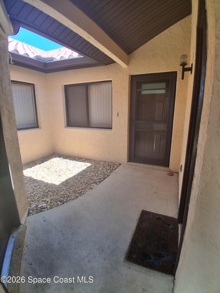 613 Manatee Dr - Photo 2 of 41