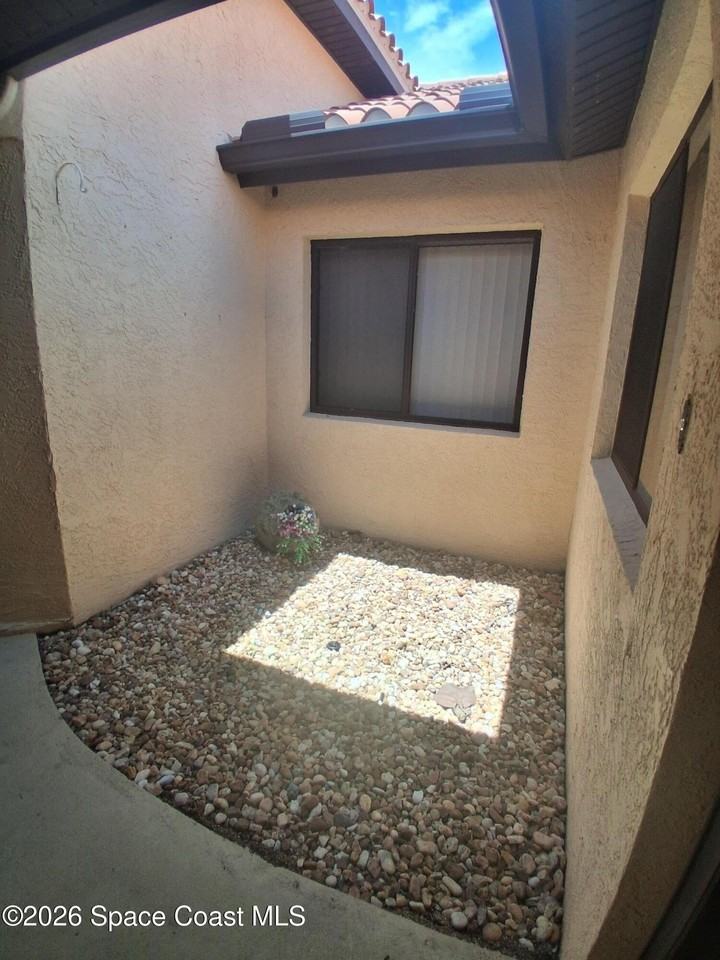 613 Manatee Dr - Photo 3 of 41