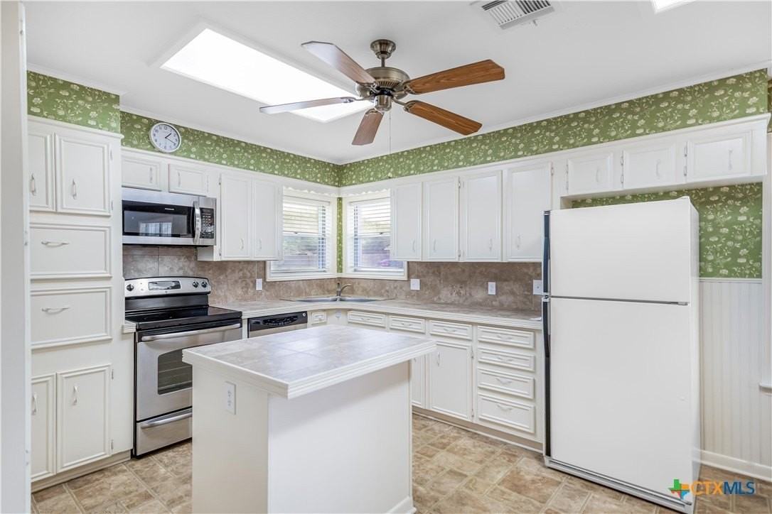 608 Rosewood Dr - Photo 2 of 47