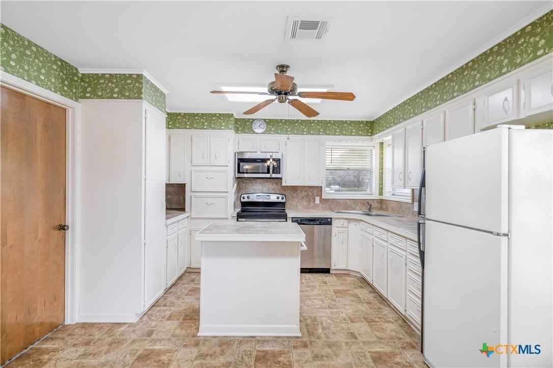 608 Rosewood Dr - Photo 3 of 47