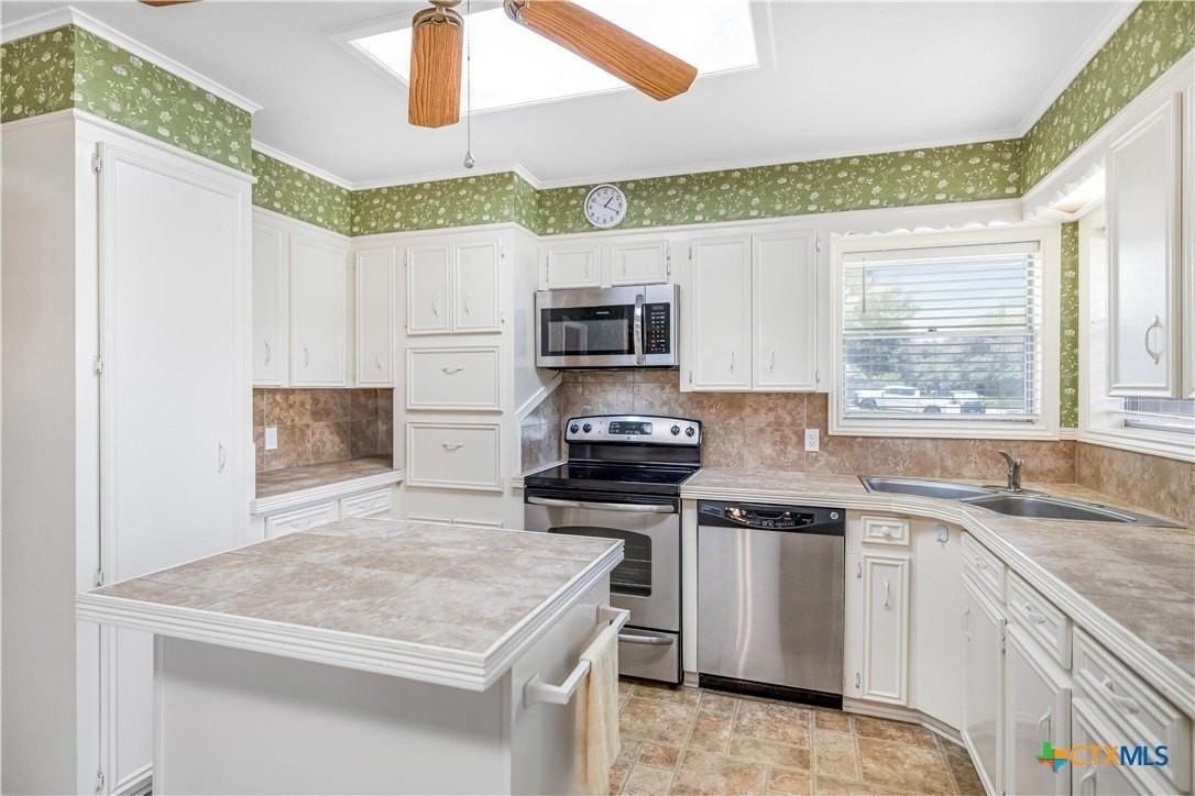 608 Rosewood Dr - Photo 4 of 47