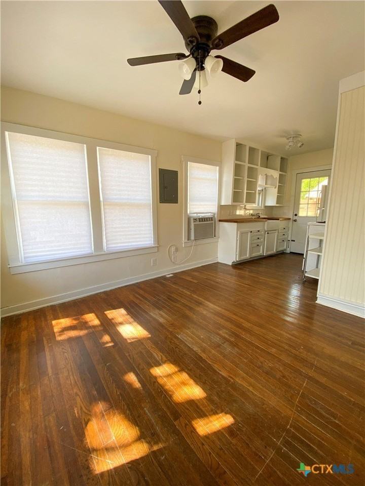 385 Comal Ave - Photo 3 of 8