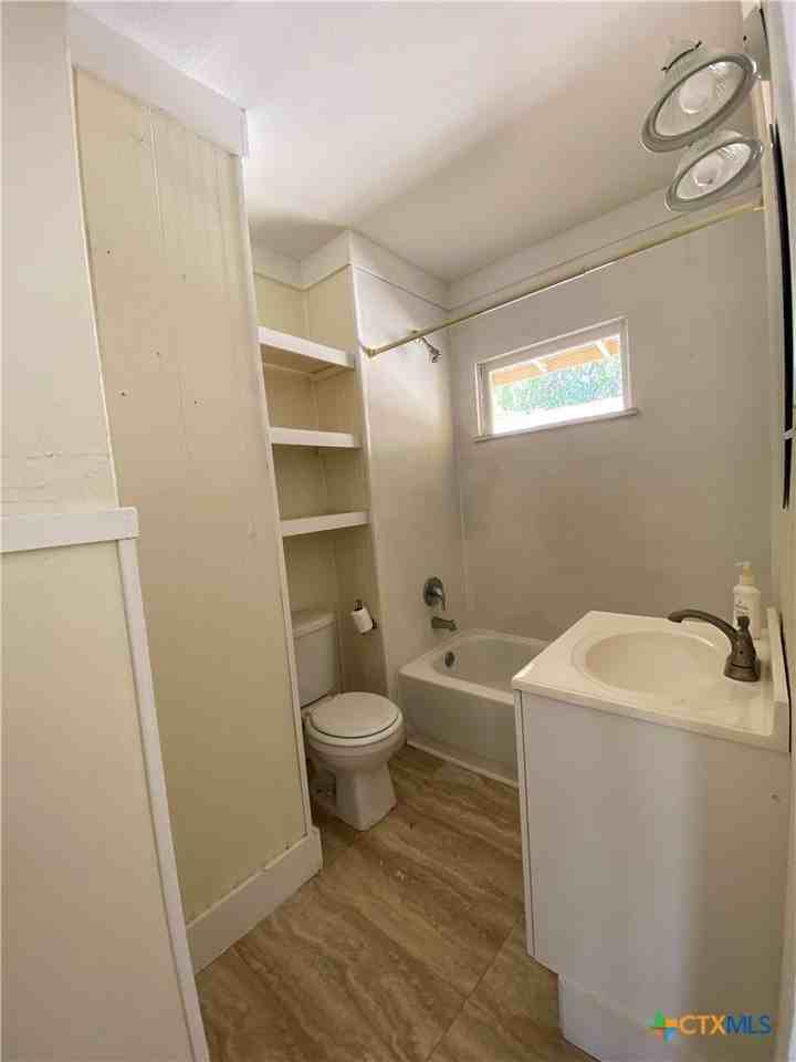 385 Comal Ave - Photo 6 of 8