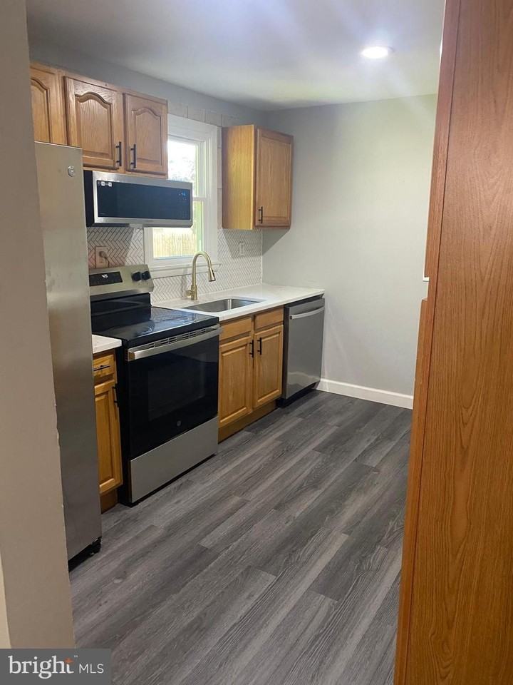 452 Graythorn Rd - Photo 3 of 16