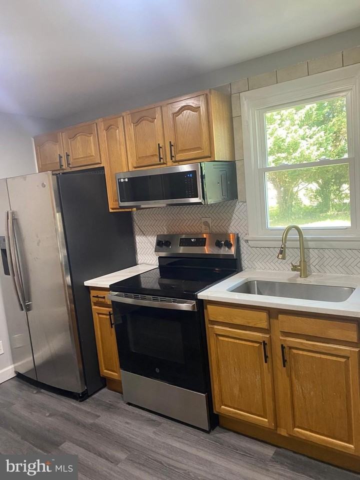 452 Graythorn Rd - Photo 4 of 16