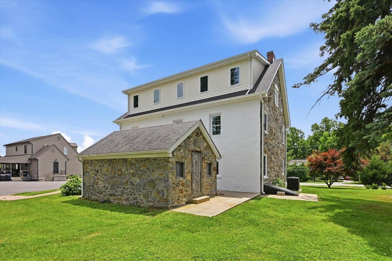 1512 Naamans Creek Rd - Photo 4 of 50