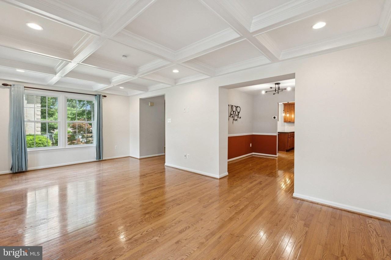 7401 Willshire Hunt Ct - Photo 4 of 48