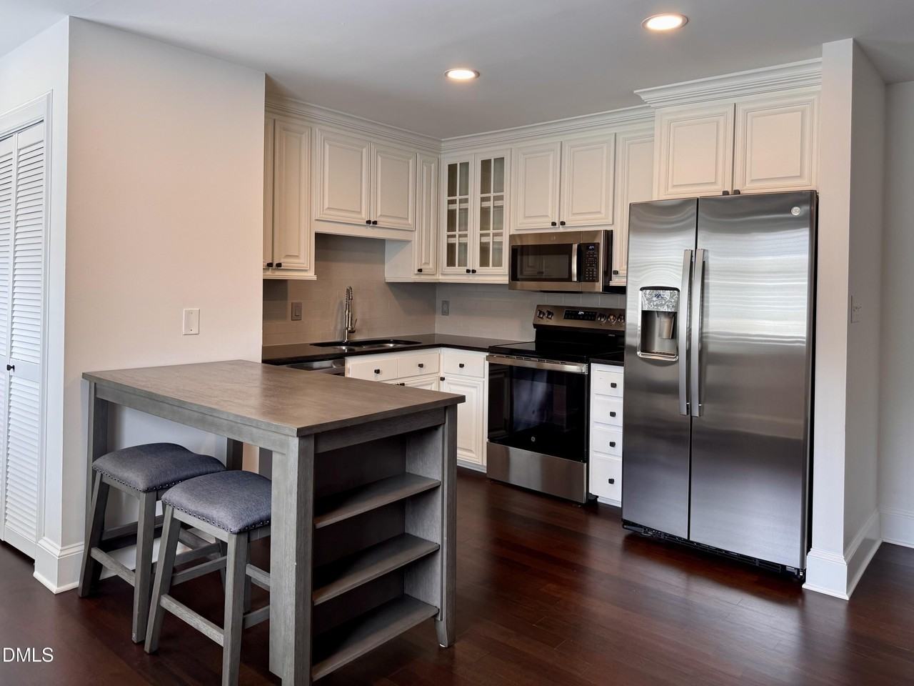 2204 Stafford Ave #202 - Photo 3 of 15