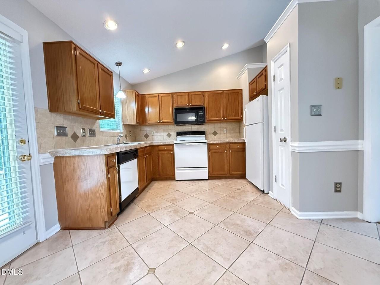 610 E Jones Ave - Photo 5 of 23
