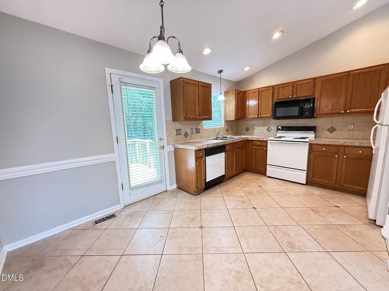 610 E Jones Ave - Photo 6 of 23
