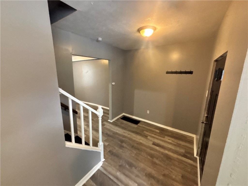 335 Cedarhurst St - Photo 5 of 28