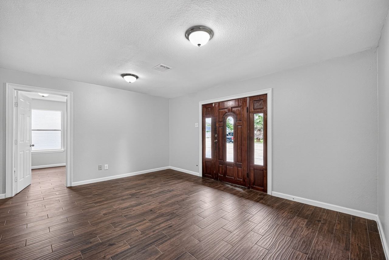 1112 Johnson St #1 - Photo 6 of 32
