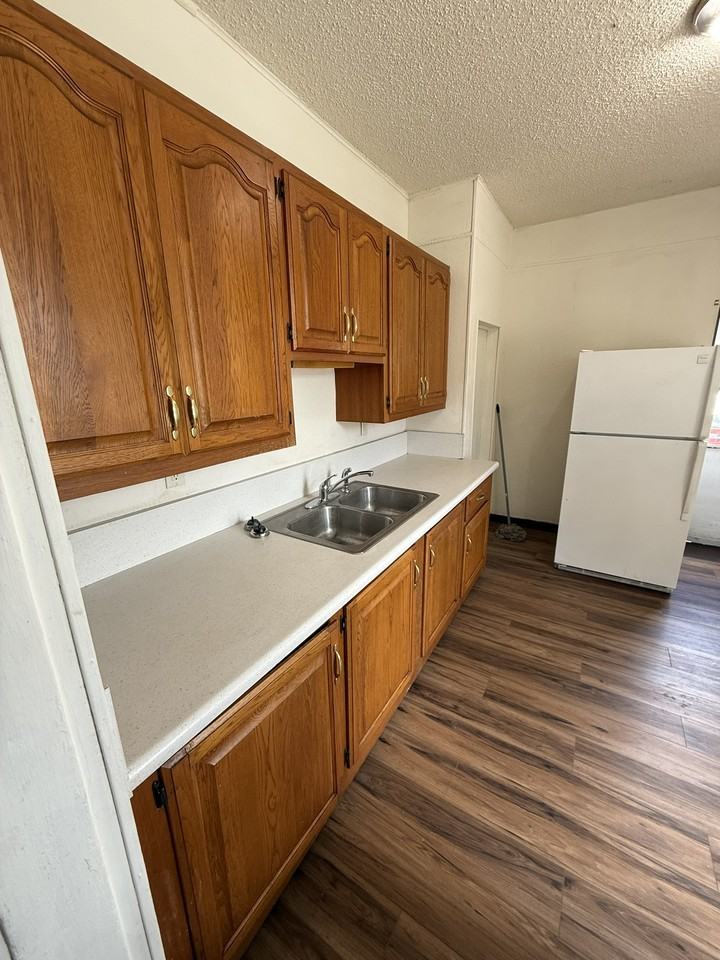 1006 Walnut St #1 - Photo 4 of 17