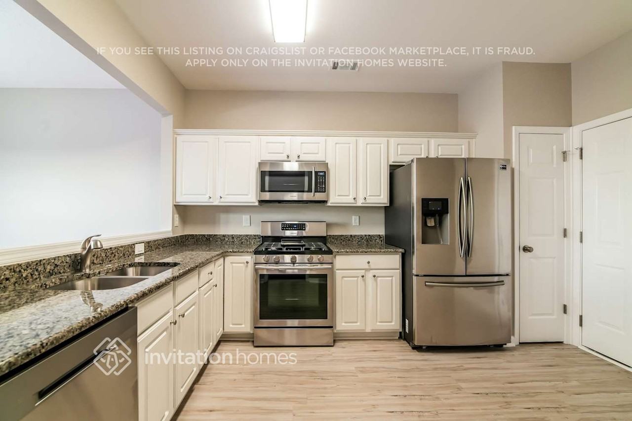233 Regent Sq - Photo 4 of 16