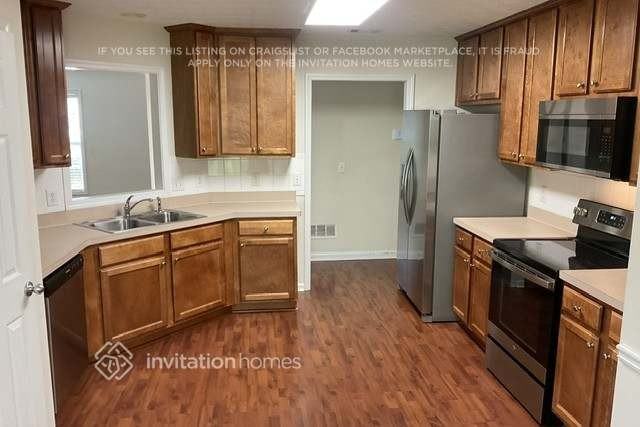 555 Wellington Ln - Photo 3 of 11